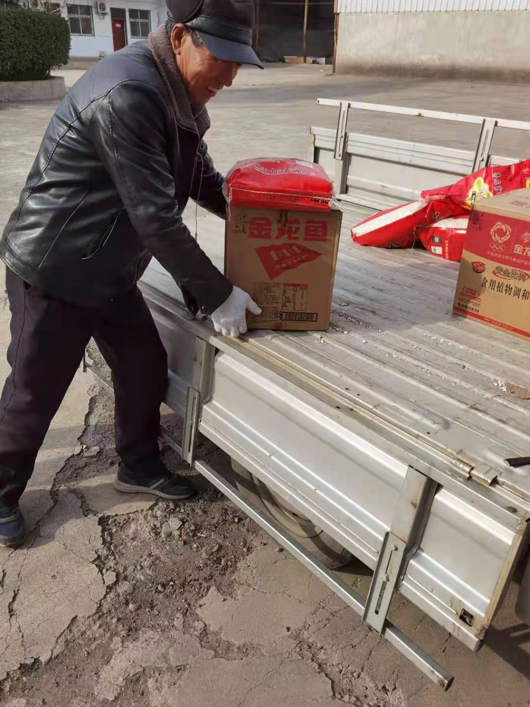 “?！鞭D乾坤-2021年東堯工藝制品公司年貨發(fā)放現(xiàn)場